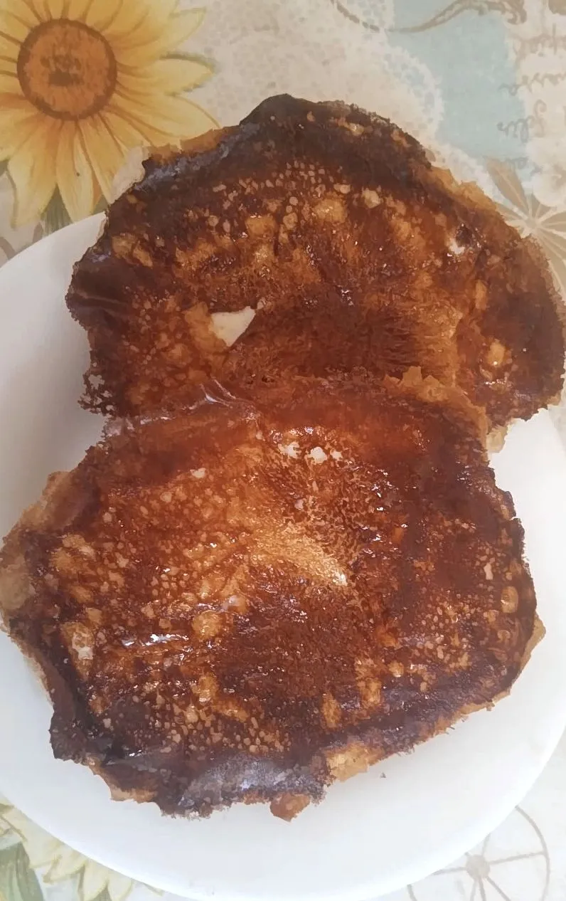 Pão na chapa dourado servido em prato branco