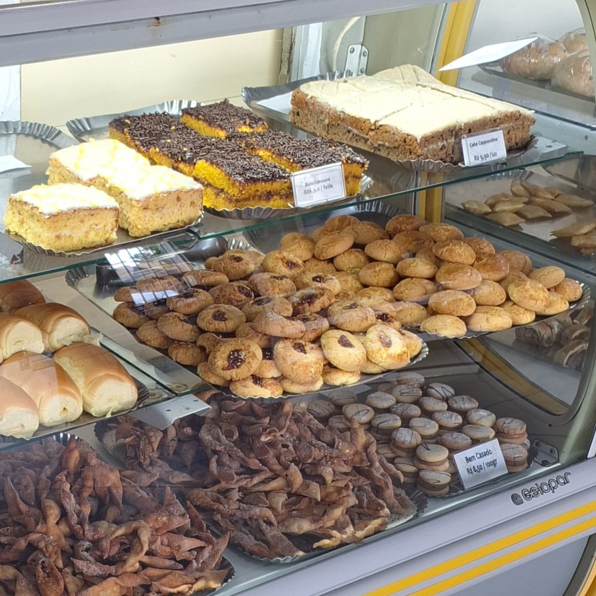 Vitrine com bolos caseiros, biscoitos e doces