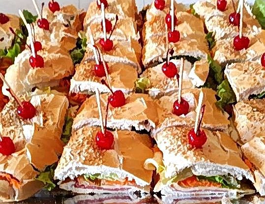 Mini sanduíches de pão francês recheados, prontos para entrega em reuniões