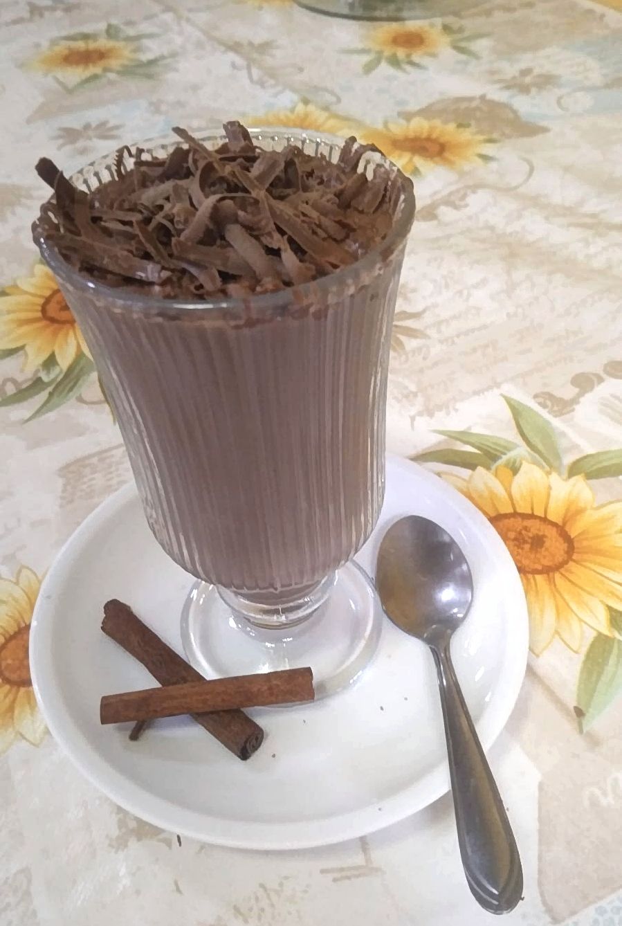 Capuccino cremoso com raspas de chocolate e canela