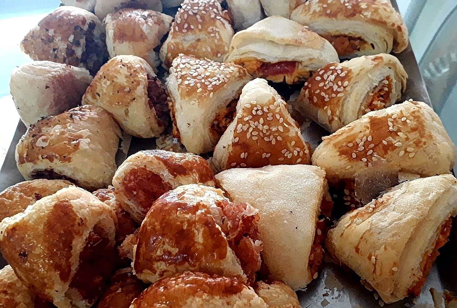 Salgados assados, coxinhas e folhados para festas