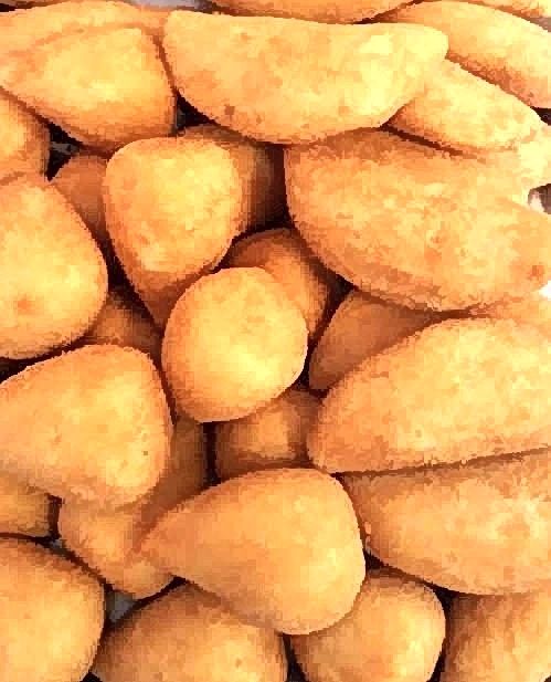 Salgados assados, coxinhas e folhados para festas