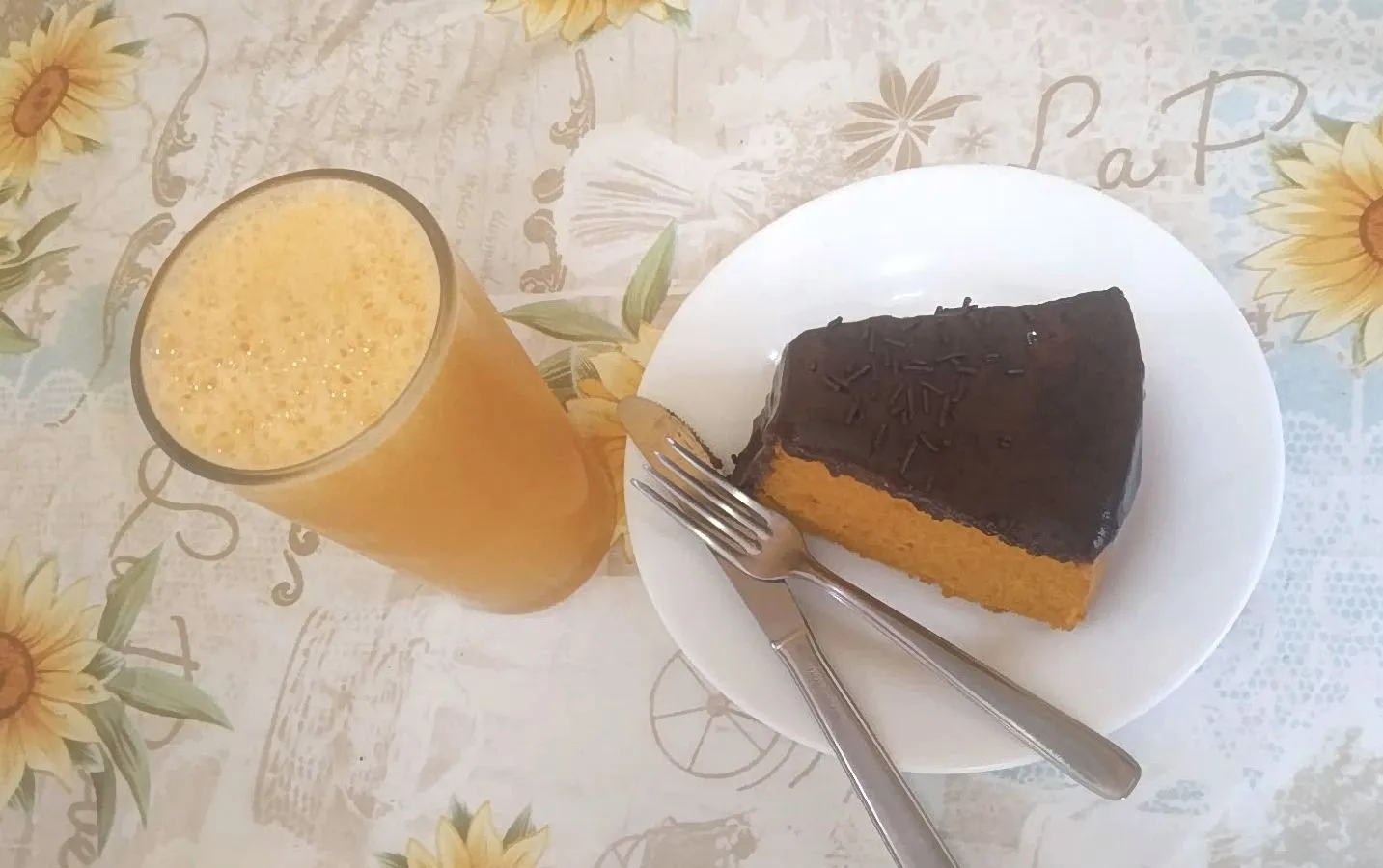 Bebida cremosa com fatia de bolo coberta de chocolate